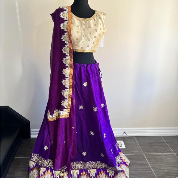 Women Lehenga - Picture 2 of 9